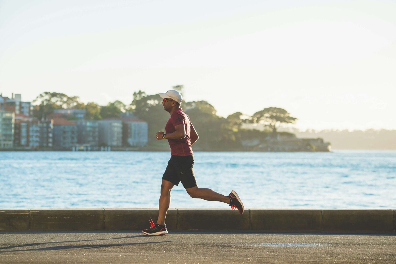 Un homme qui fait de la course à pied