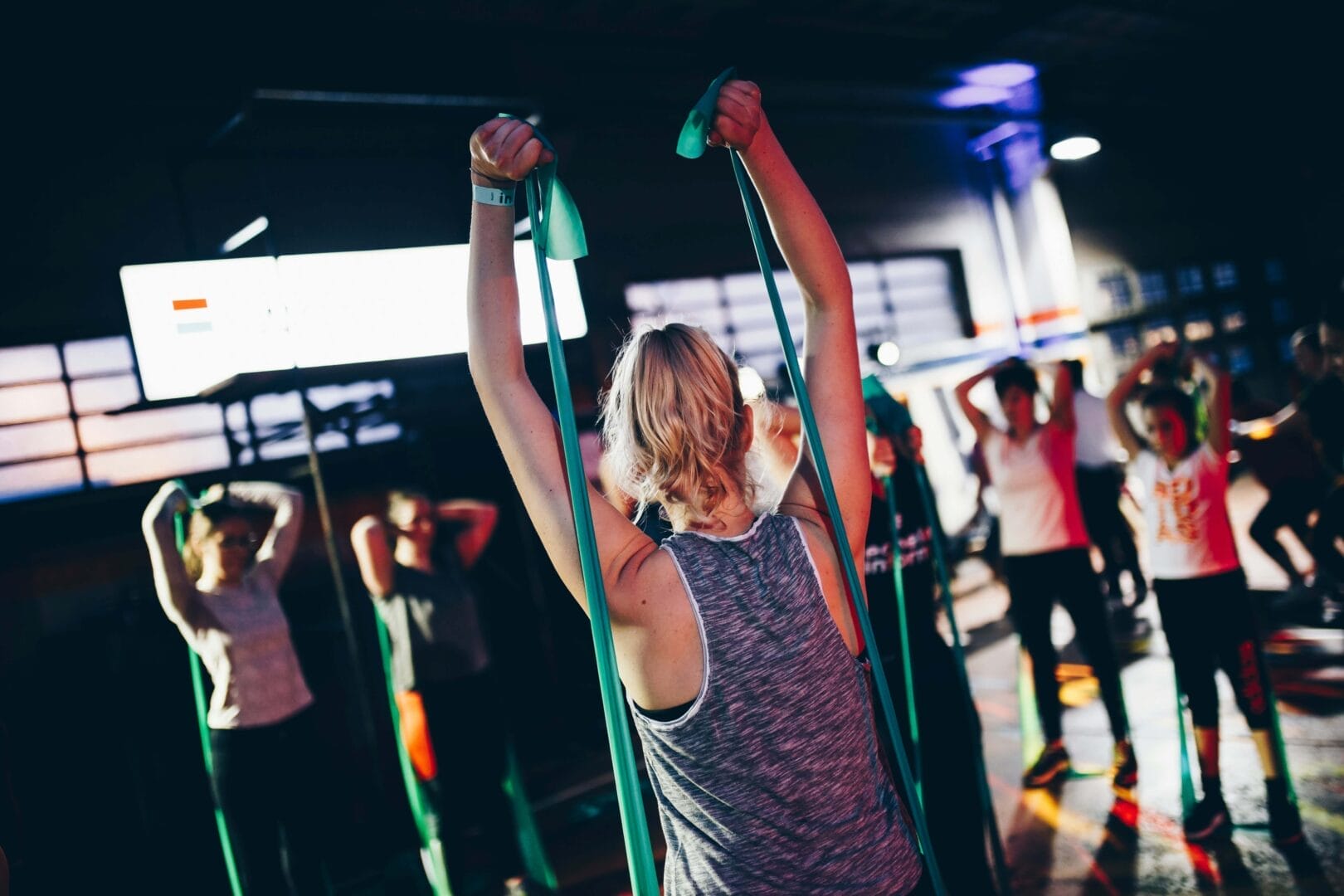 Une coach qui assure un entraînement de HIIT avec un groupe