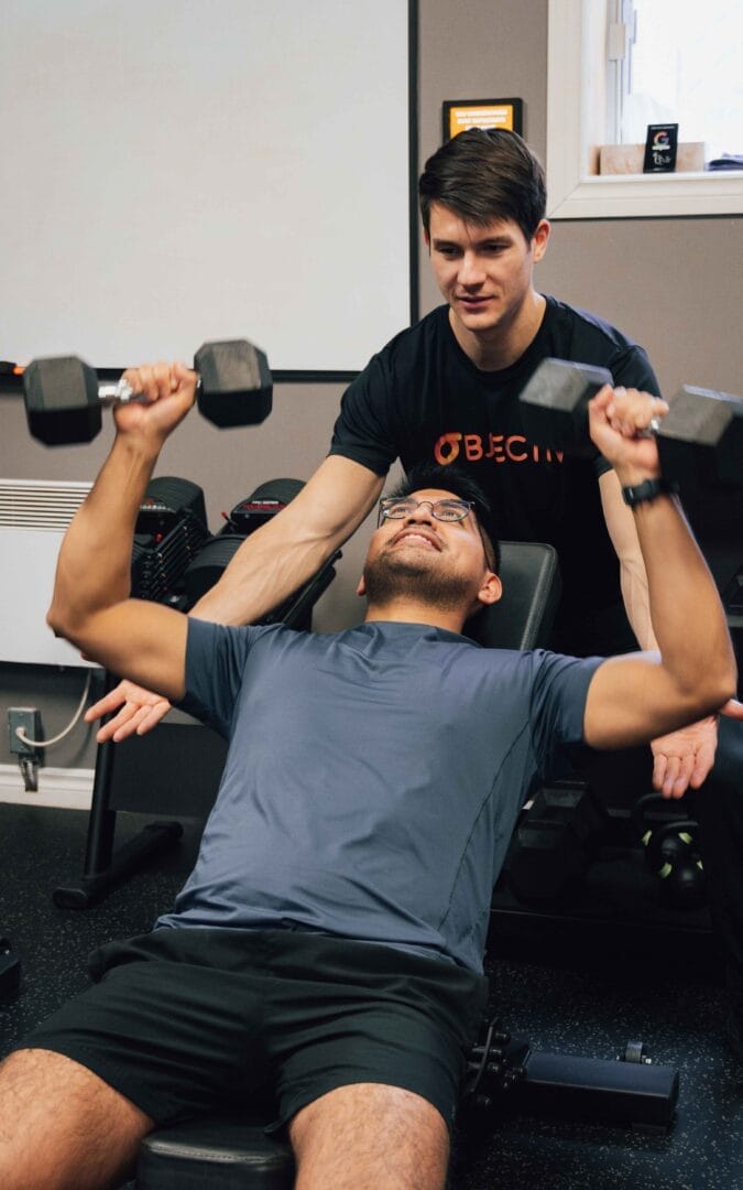 Coach qui accompagne un sportif dans son programme
